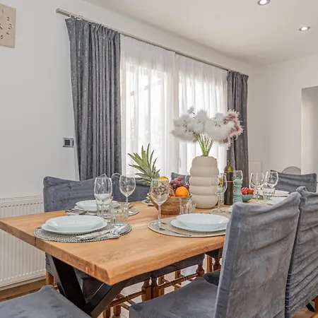 Four-bedroom In Holiday home