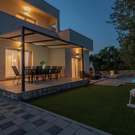 Vikendica Stunning In With Outdoor Swimming Pool *