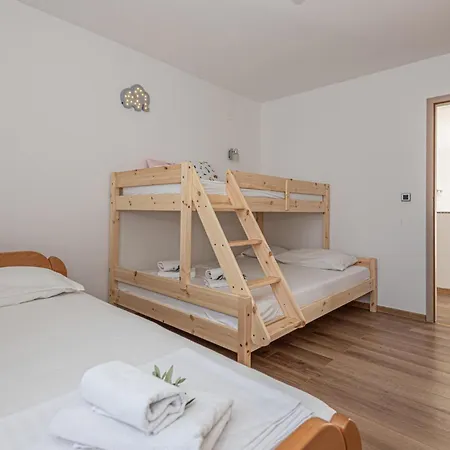 Дом отдыха Four-bedroom In Zaton (Sibenik-Knin)