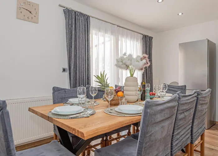 Four-bedroom In Casa vacanze